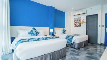 Family Quadruple Room | Peti besi dalam bilik, meja, ruang kerja komputer riba