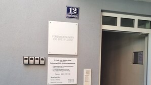 Fachada de un edificio con un letrero que indica '12' y una puerta de acceso.