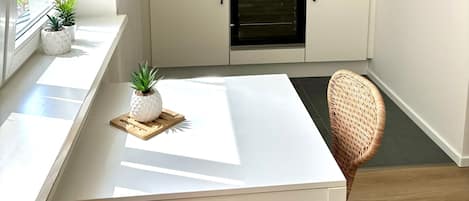Fridge, oven, stovetop, coffee/tea maker