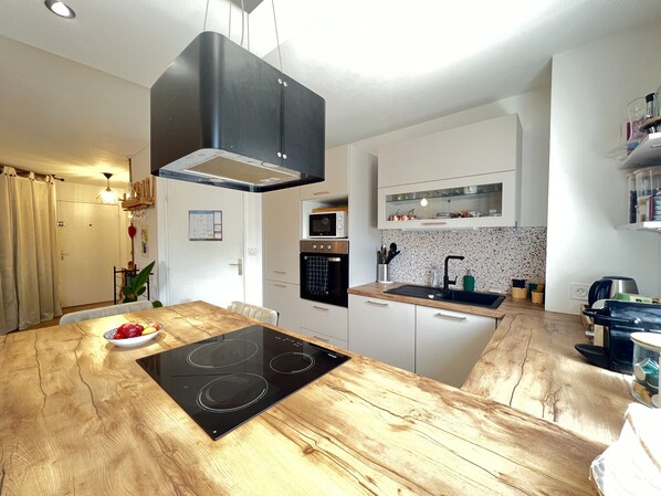 Fridge, microwave, oven, stovetop