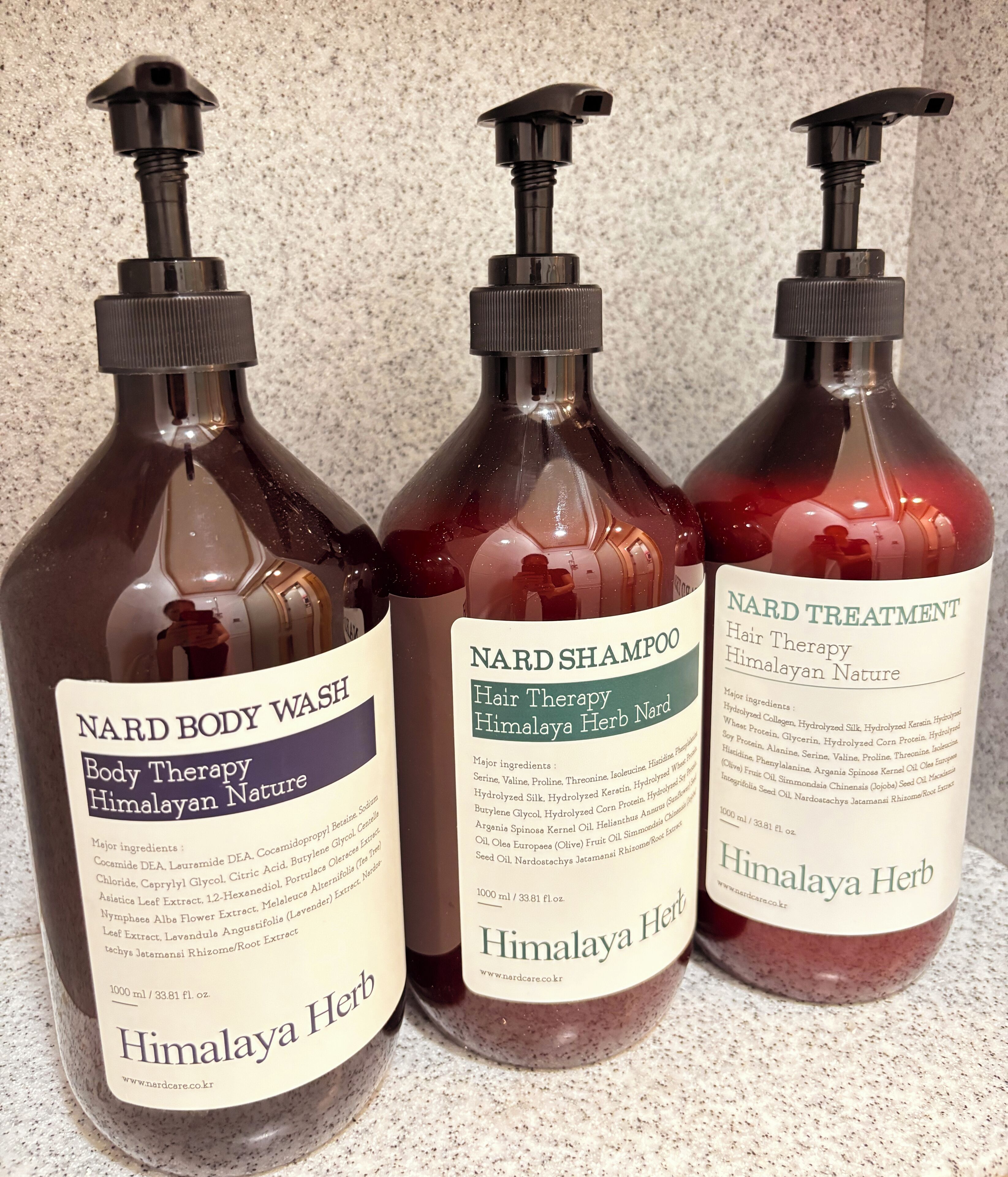 Secadora de cabello, toallas, jabón, papel de baño 