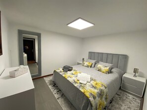 5 dormitoris, planxa i posts de planxar i un bressol de viatge 
