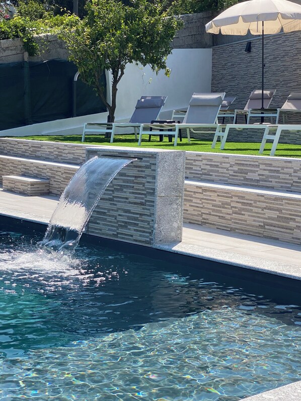 Utendørsbasseng og et oppvarmet basseng