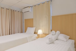 Phòng, ban công, quang cảnh thành phố | Bàn, truy cập Internet không dây miễn phí 