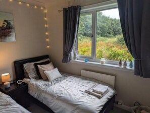 3 室のベッドルーム、アイロン / アイロン台、WiFi (無料)、ベッドシーツ