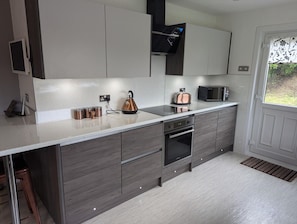 冷蔵庫、電子レンジ、オーブン、コンロ