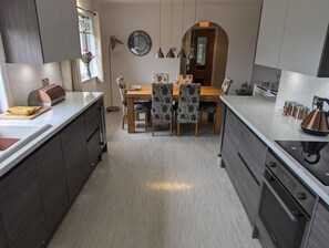 冷蔵庫、電子レンジ、オーブン、コンロ