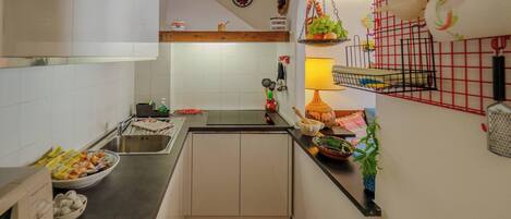 Kjøleskap, mikrobølgeovn, ovn og kokeplater