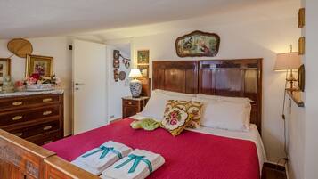 2 bedrooms, travel crib, free WiFi, bed sheets