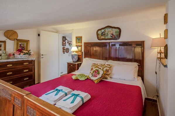 2 bedrooms, travel cot, free WiFi, bed sheets