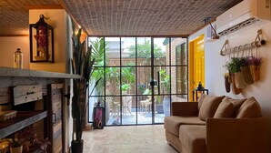 Una sala de estar acogedora con un ventanal grande, un sofá y una mesa de centro de madera.