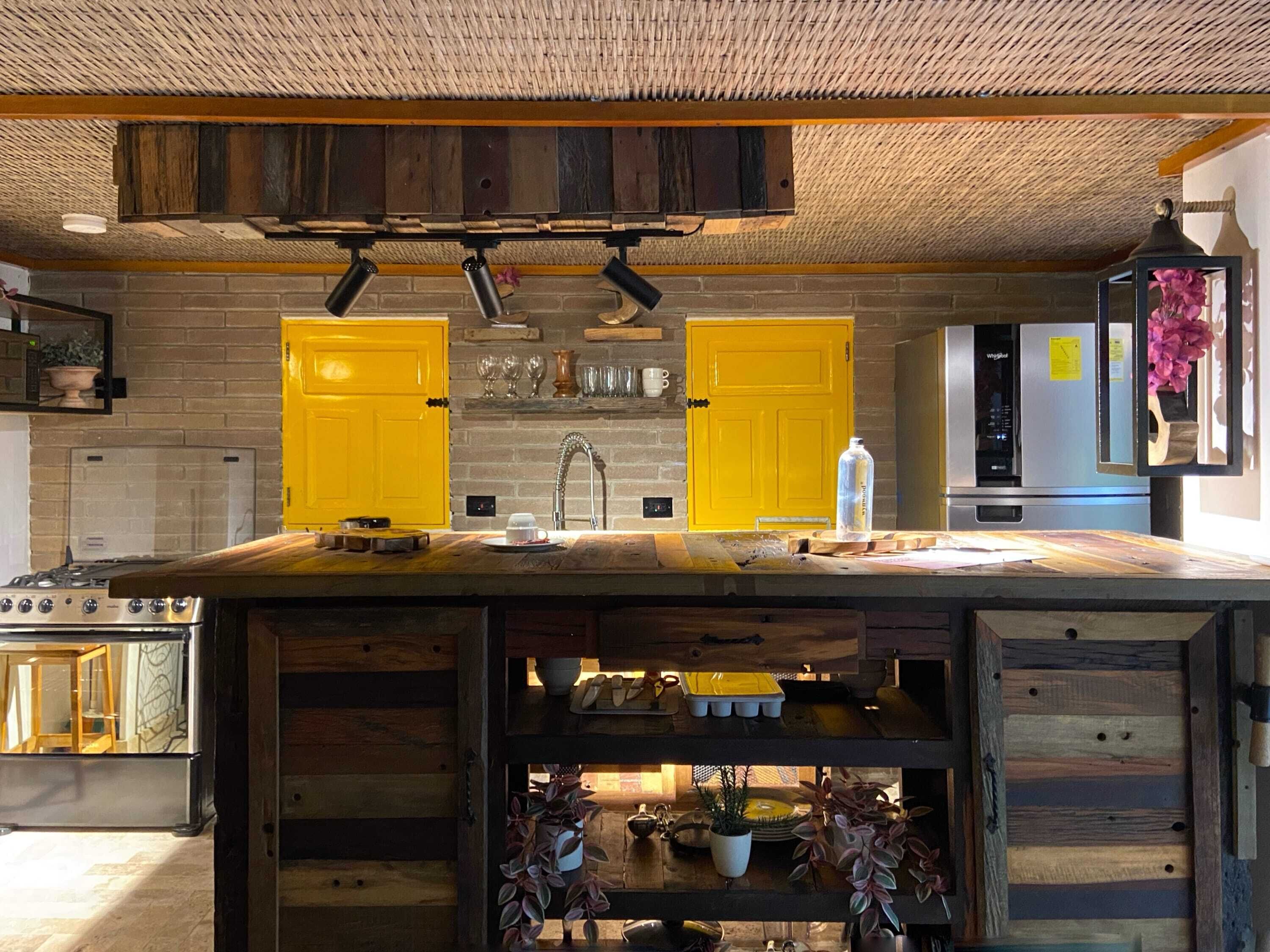 Kylskåp, mikrovågsugn, ugn och spishäll