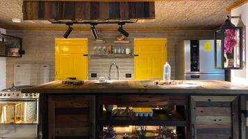 Kjøleskap, mikrobølgeovn, ovn og kokeplater