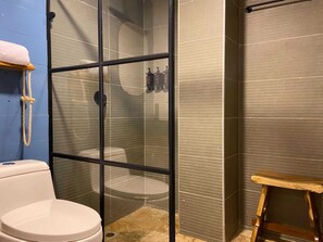 Suihku, hiustenkuivaaja, pyyhkeet