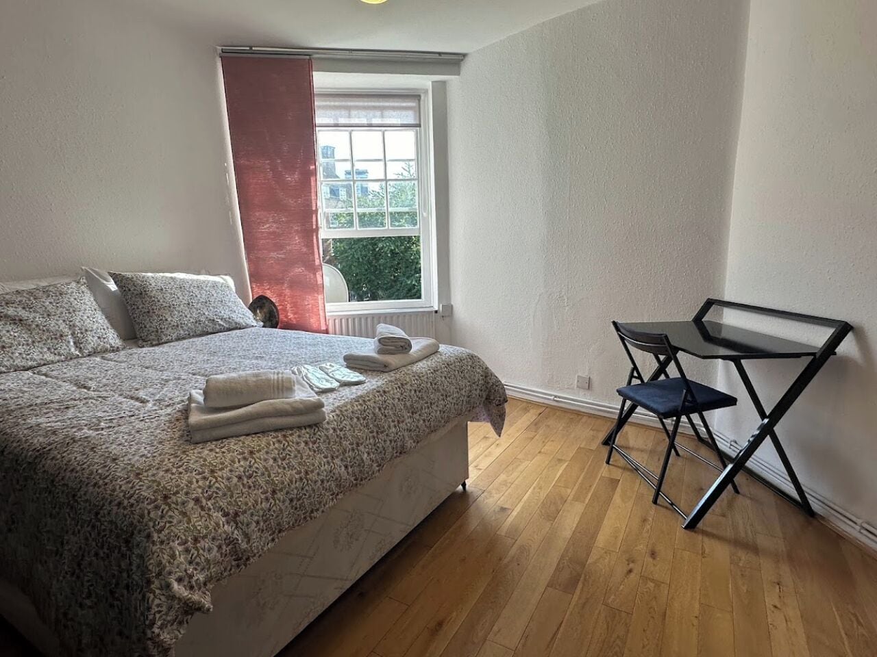 2 makuuhuonetta, tallelokero huoneessa, työpöytä, silitysrauta/-lauta