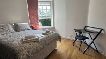 2 makuuhuonetta, tallelokero huoneessa, työpöytä, silitysrauta/-lauta