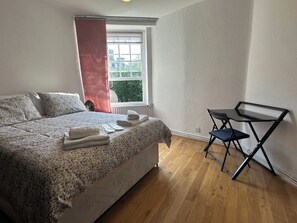 2 bedrooms, in-room safe, desk, iron/ironing board