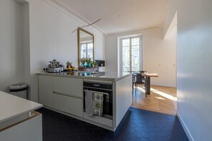 Kühlschrank, Ofen, Herdplatte, Geschirrspüler