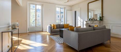 Télévision, vidéothèque, écrans d'ordinateur, imprimantes