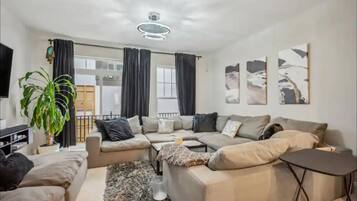 Smart TV, table tennis, stereo