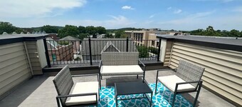 Luxurious 4BR TH w. free parking, close metro access, & patio in Washington, DC
