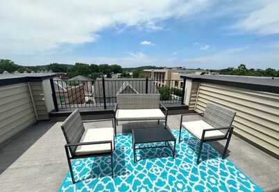Luxurious 4BR TH w. free parking, close metro access, & patio in Washington, DC