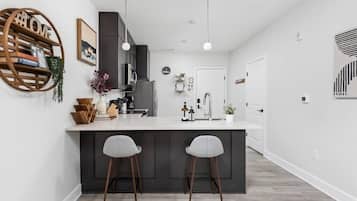 Refrigerador, microondas, horno y parrilla de estufa