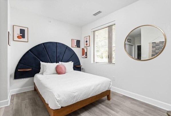 Iron/ironing board, WiFi, bed sheets