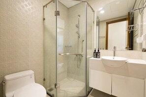 Secadora de cabello, bidet, toallas, jabón 