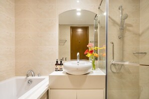 Hiustenkuivaaja, bidee, pyyhkeet, saippua