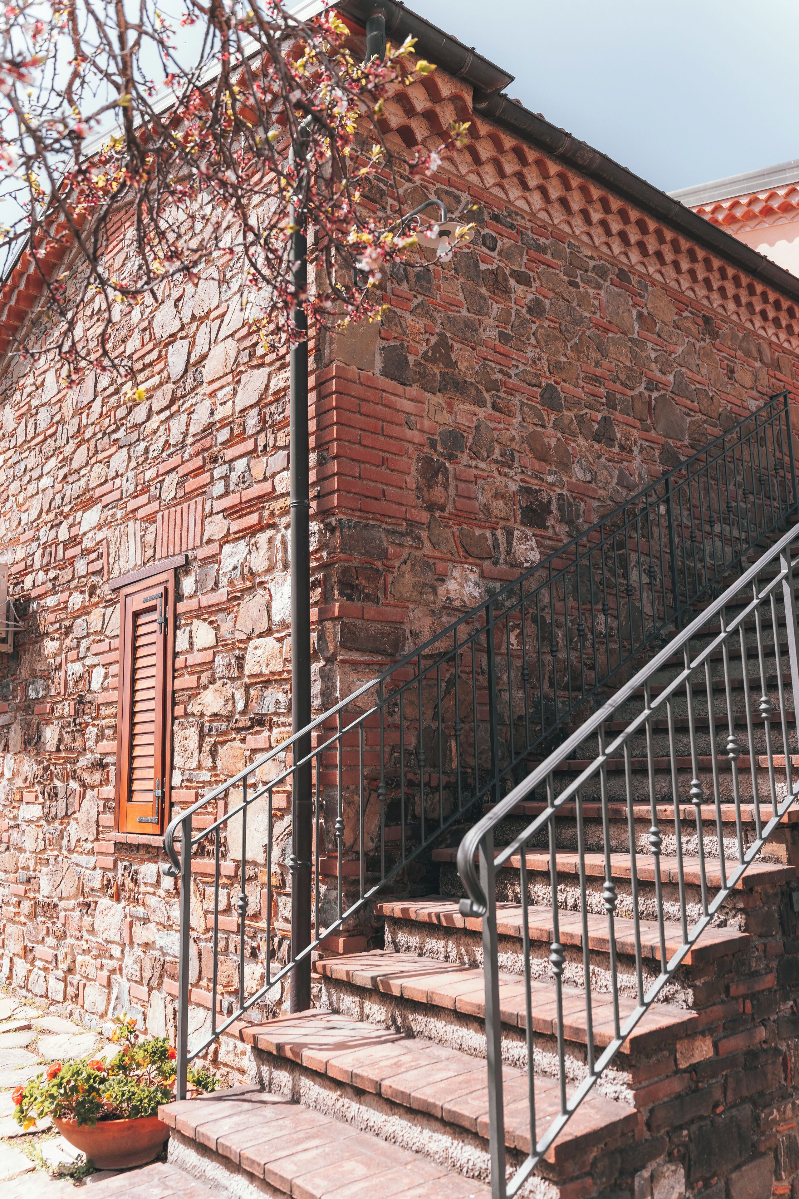 Appartamento, vista giardino | Una cassaforte in camera, Wi-Fi gratuito, lenzuola