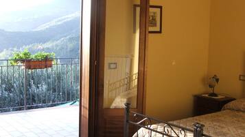 Camera, vista collina | Una cassaforte in camera, Wi-Fi gratuito, lenzuola