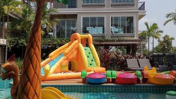 Udendørs pool, gratis hytter, parasoller