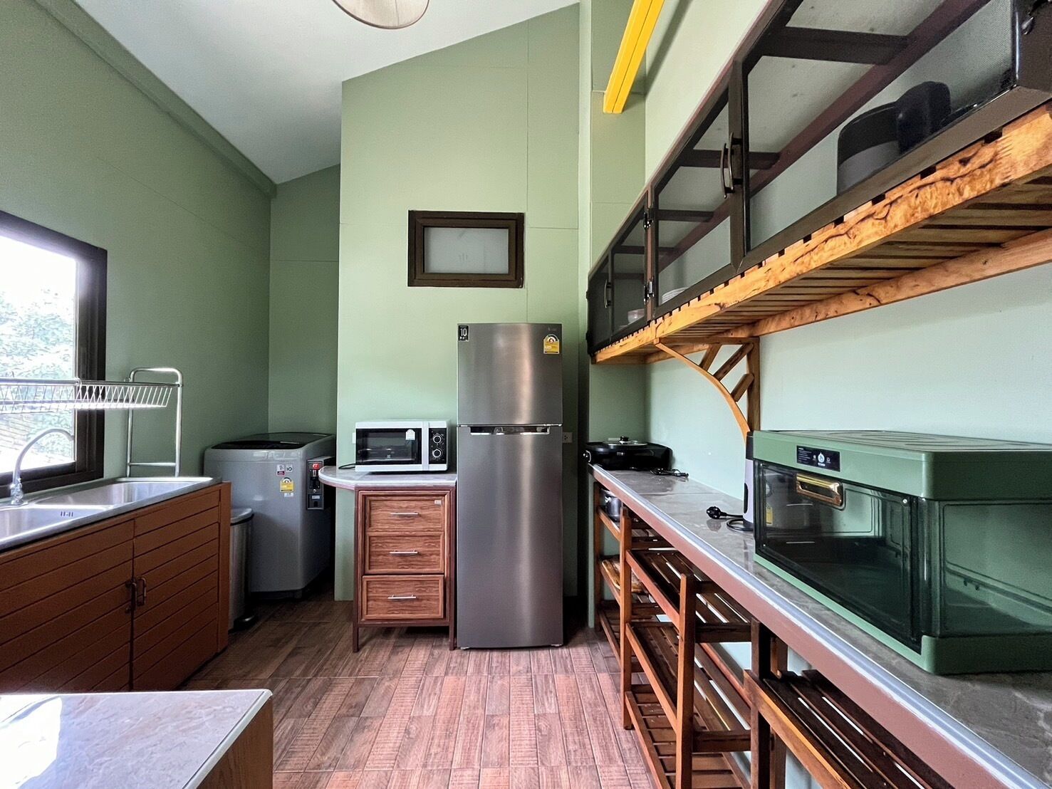 Una cocina compacta con lavaplatos, microondas, refrigerador y horno.
