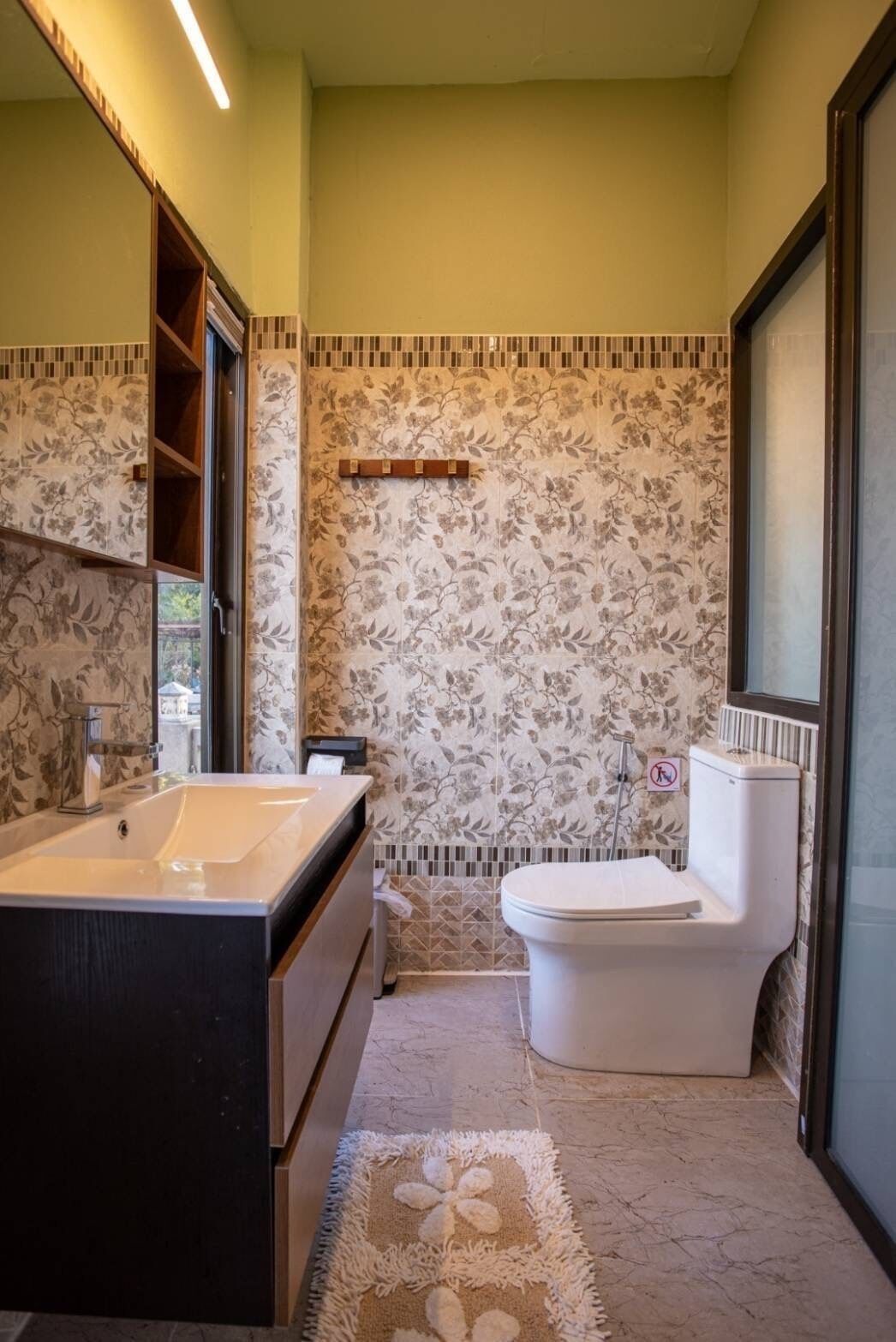 Un baño con una bañera grande, un inodoro y zona de ducha.