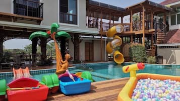 Udendørs pool, gratis hytter, parasoller