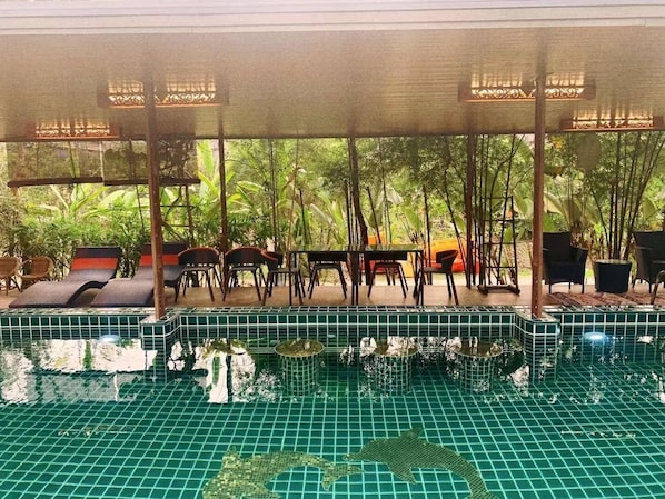 Outdoor pool, free pool cabanas, pool umbrellas