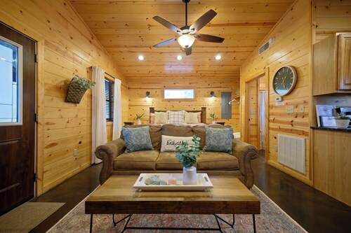 Great Location-Hot Tub