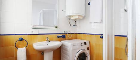 Shower, hair dryer, towels