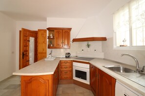 Fridge, microwave, oven, dishwasher - 1080 Villa Lavanda (Nerja)