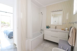 Dusche, Haartrockner, Handtücher