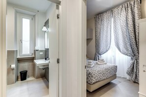 Hiustenkuivaaja, pyyhkeet, saippua, vessapaperi