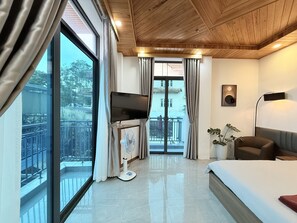 Muebles diferentes, escritorio y espacio para trabajar con laptop