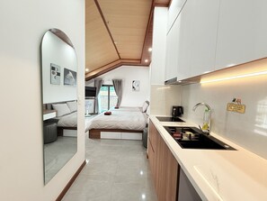 Habitación cuádruple familiar | Cocina privada | Frigorífico, placa de cocina, utensilios de cocina y papel de cocina