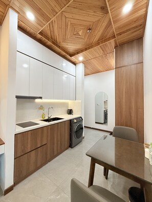 Refrigerador, placa de cocina, utensilios de cocina