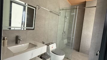 Douche, douche à « effet pluie », articles de toilette de luxe