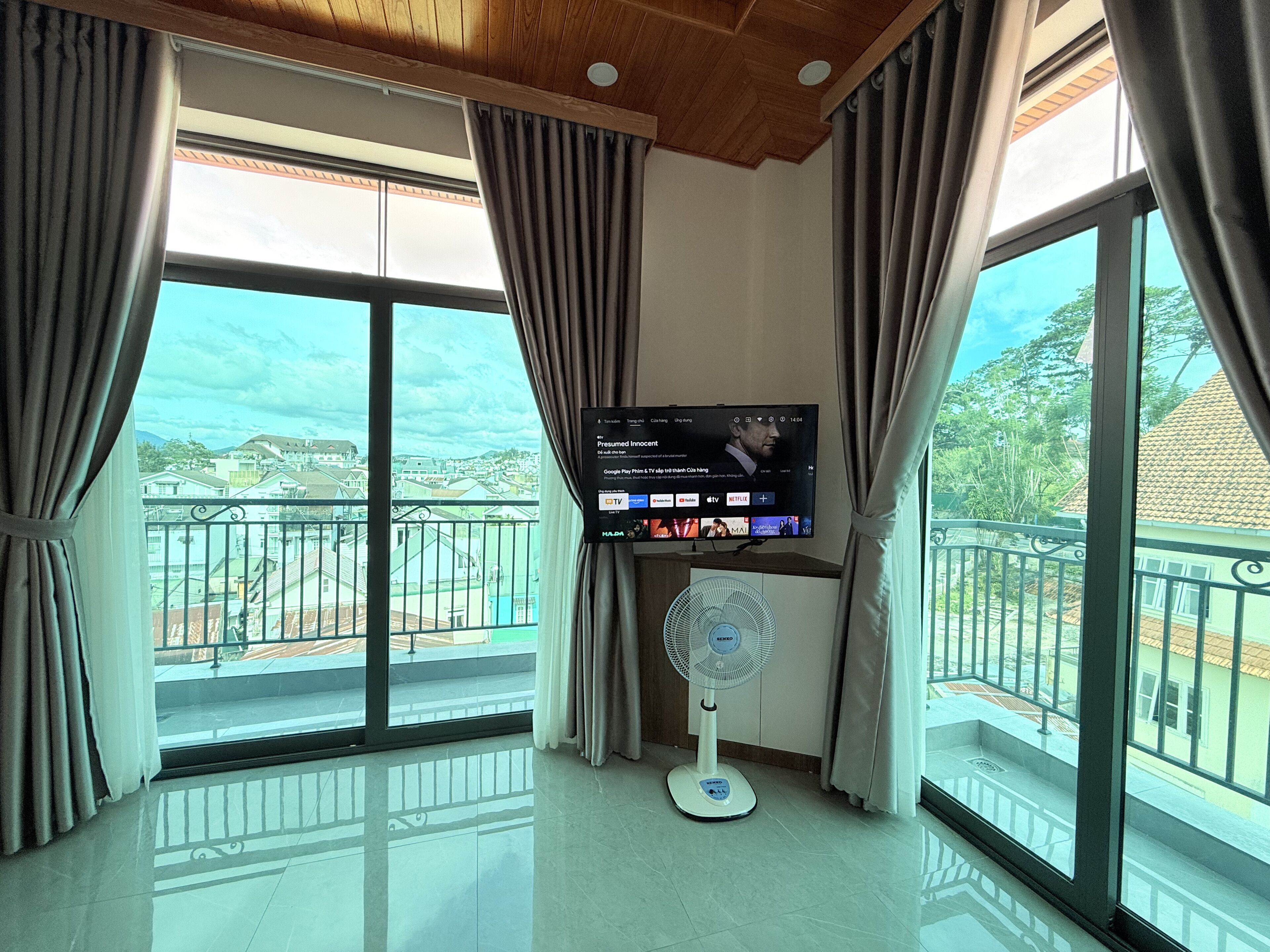 Executive Room, Balcony | Individually furnished, desk, laptop workspace, blackout drapes