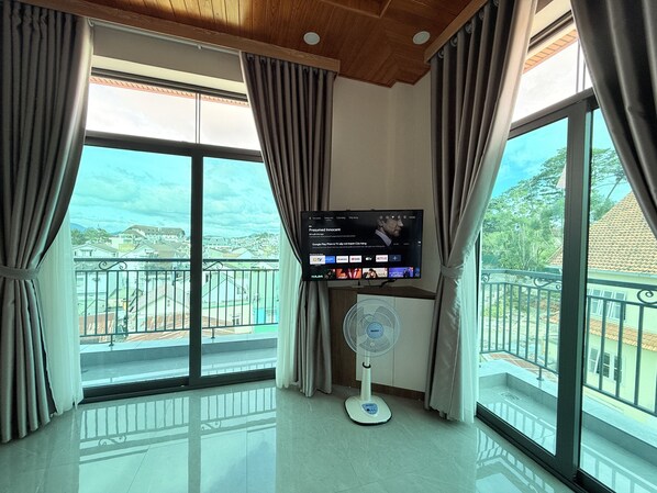 Executive Room, Balcony | Individually furnished, desk, laptop workspace, blackout drapes