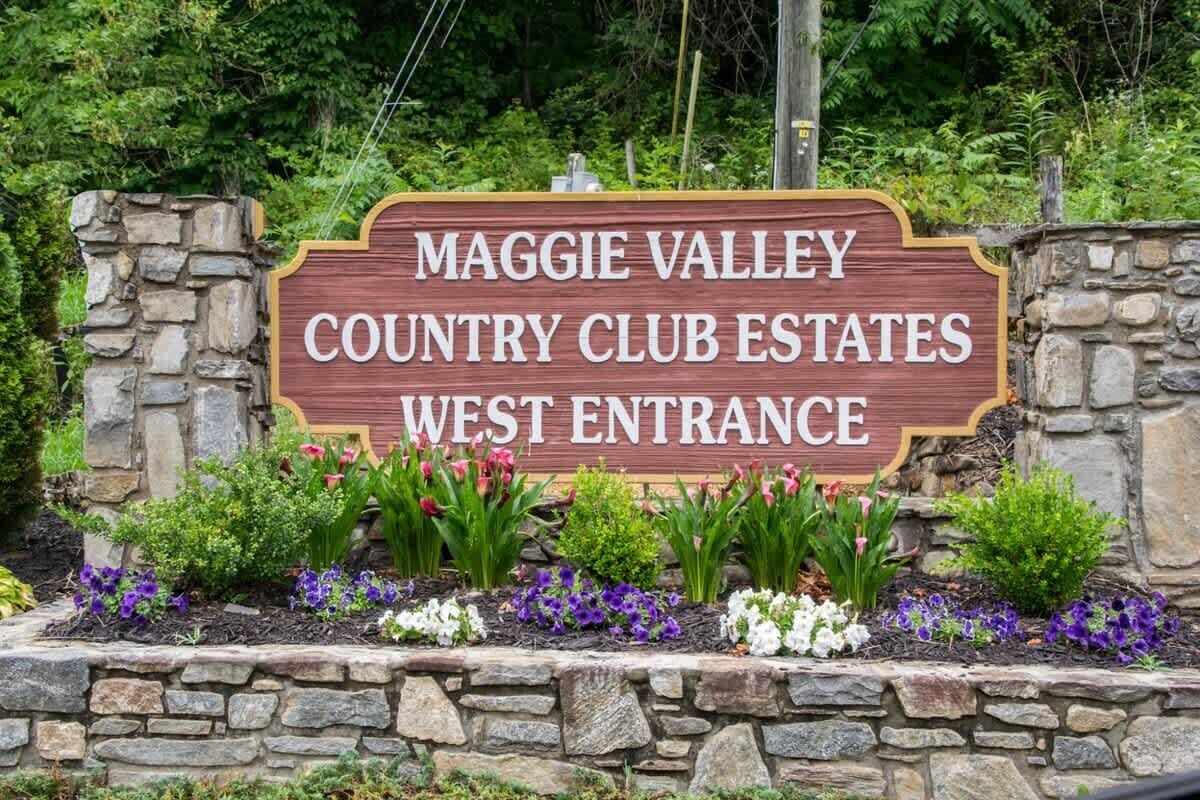Segnale in legno per l'ingresso ovest di Maggie Valley Country Club Estates.