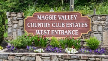 Segnale in legno per l'ingresso ovest di Maggie Valley Country Club Estates.